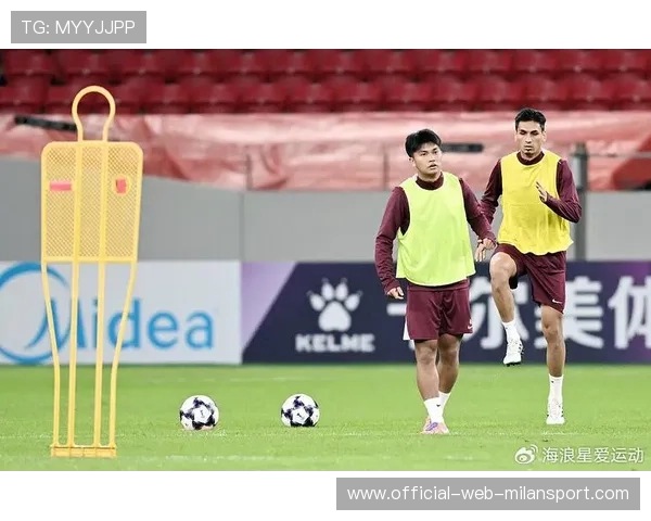 成都蓉城亚历斯祖回追补位，单刀机会被封死